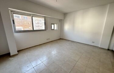 Monoambiente en 1° de Mayo al 1100